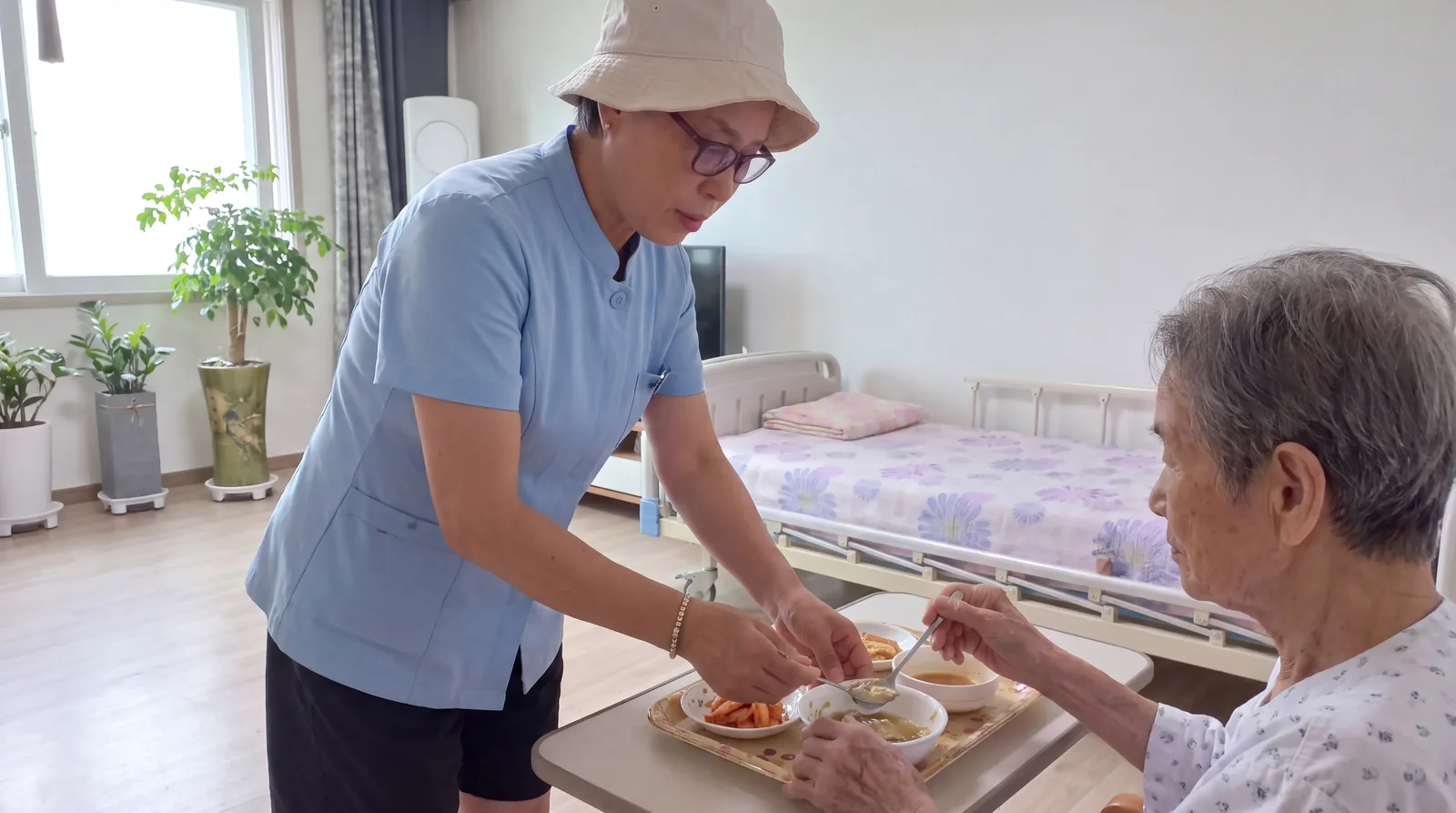 어르신 입맛에 맞춘 정성스러운 식사 챙김 및 생활 지원